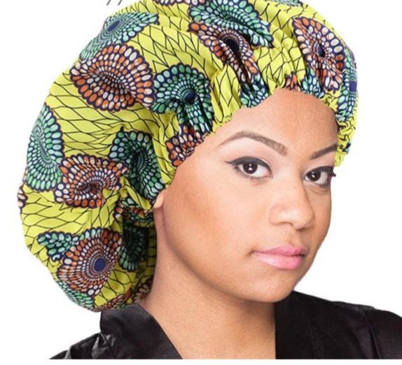 Le bonnet en satin motif extérieur en wax